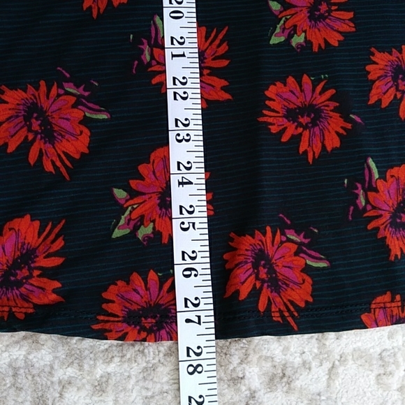 LulaRoe Azure Floral Stried A-Line Skirt 3XL Black Red - Picture 9 of 10